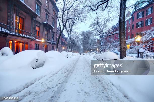 winter in het beacon hill buurt van boston - massachusetts stockfoto's en -beelden