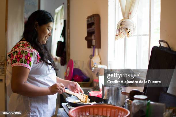 young woman cooking. - monterrey mexico 個照片及圖片檔