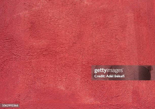 red  plastered rusty concrete wall - pink wall stock-fotos und bilder