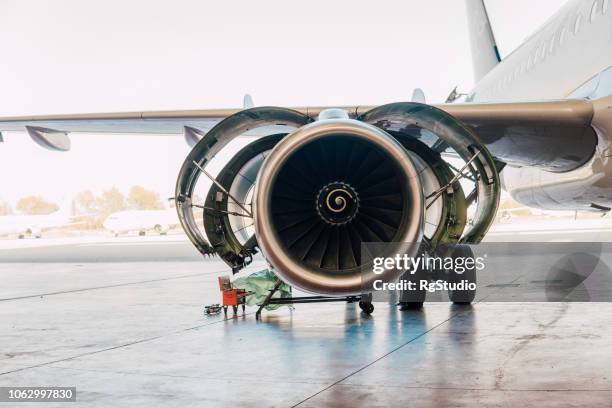 airplane at aircraft hangar - aviation engineering imagens e fotografias de stock