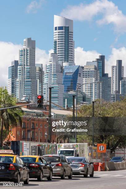 rascacielos en puerto madero en buenos aires argentina - avenida 9 de julio fotografías e imágenes de stock