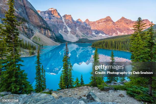 moraine lake with alpen glow on ten peaks banff national park canada - banff national park fotografías e imágenes de stock