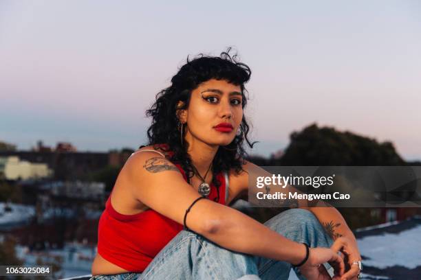 portrait of young woman on rooftop - i love new york stock-fotos und bilder