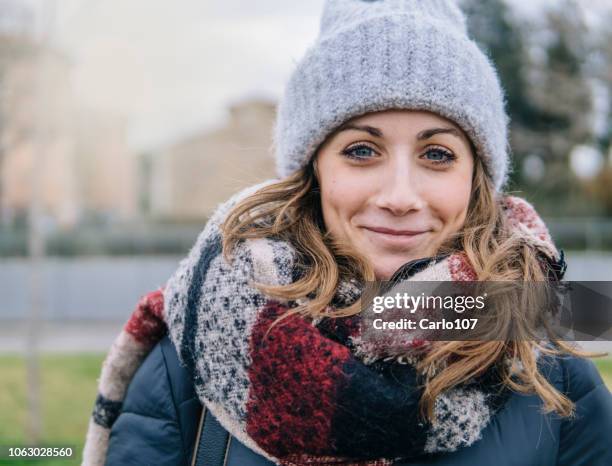 porträt der schönen jungen frau im winter - women haircare stock-fotos und bilder