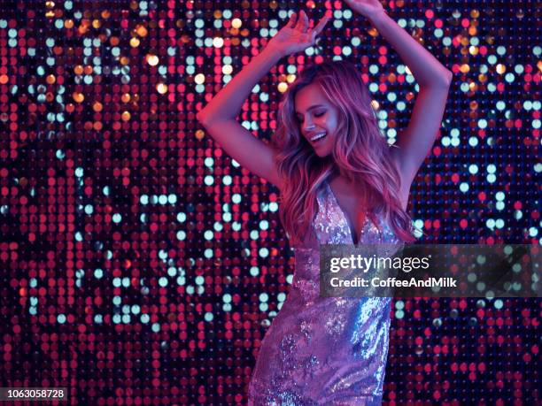 beautiful girl dancing at nightclub - clube noturno imagens e fotografias de stock