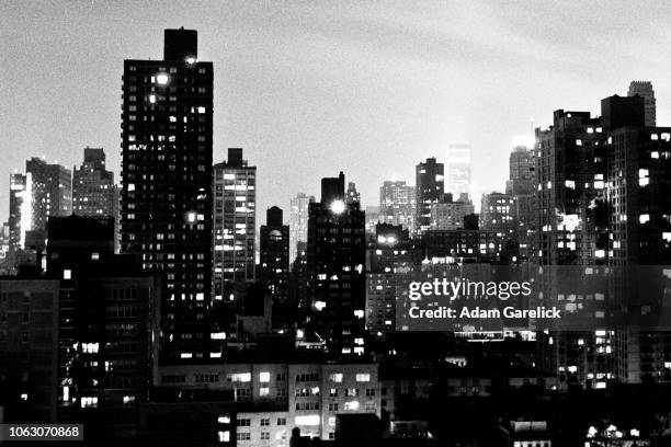 midtown manhattan at dusk - upper east side di manhattan foto e immagini stock