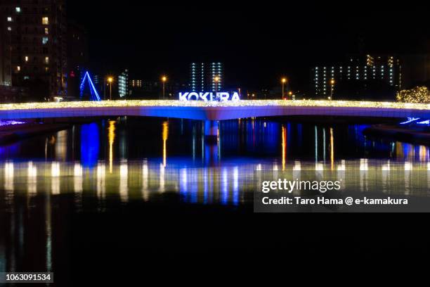 illuminated riverside in kokura area of kitakyushu city in fukuoka prefecture in japan - 北九州市 個照片及圖片檔