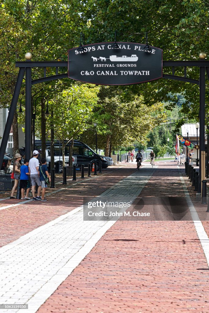 Os visitantes desfrutar o towpath de canal C & O histórico no seu término em Cumberland, Maryland