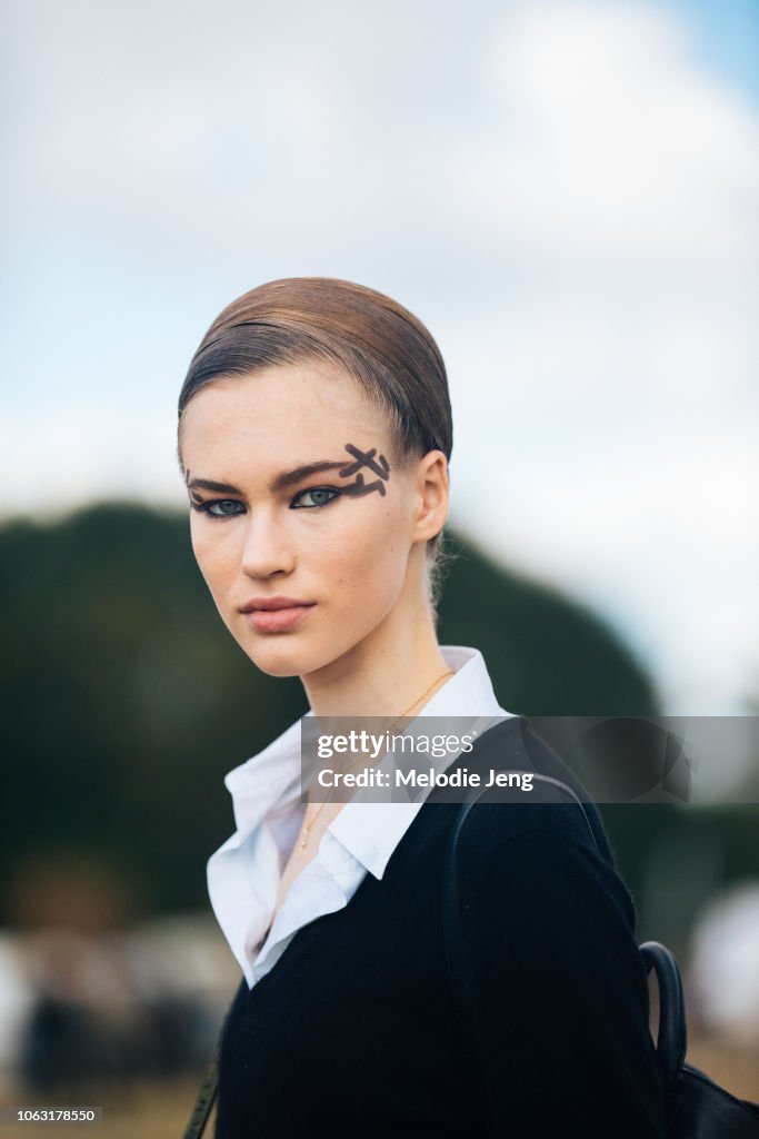 Street Style : Paris Fashion Week Womenswear Spring/Summer 2019 : Day One