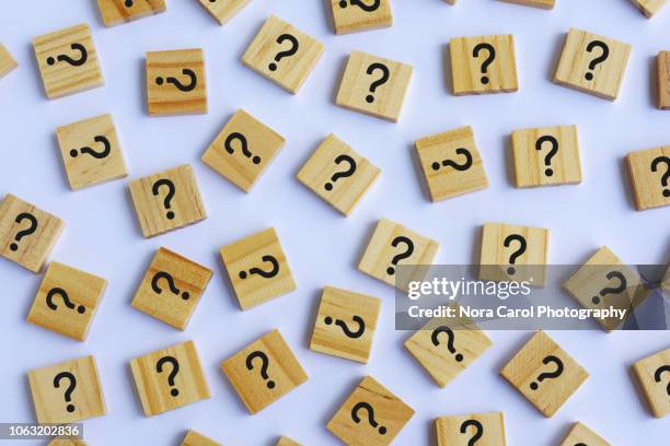 question marks on wooden block white background - punto di domanda foto e immagini stock