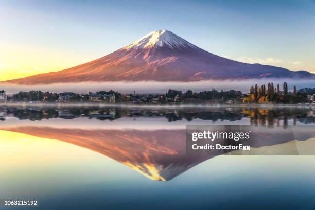 fuji mountain reflection with morning mist in autumn, kawaguchiko lake, japan - japan stock-fotos und bilder