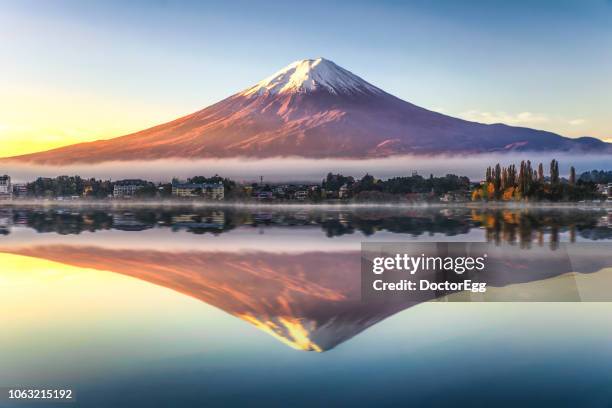 fuji mountain reflection with morning mist in autumn, kawaguchiko lake, japan - japan sunrise stockfoto's en -beelden