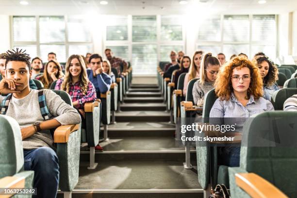 große gruppe von college-studenten im hörsaal. - men and women in a large group listening stock-fotos und bilder