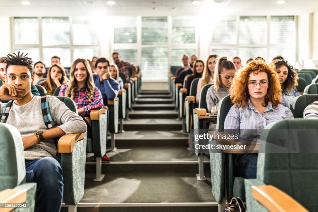 Stor grupp av Collegestudenter i en föreläsningssal.