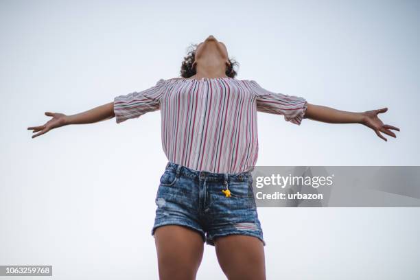 frau, die hände mit freude zu verbreiten - beautiful women spreading stock-fotos und bilder