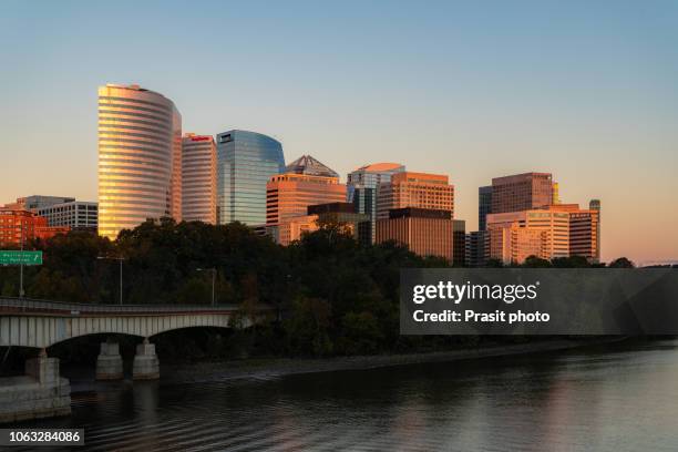 rosslyn skyline in early morning, washington dc, usa. a view n potomac river from georgetown park in us capital. - washington dc stock photos et images de collection