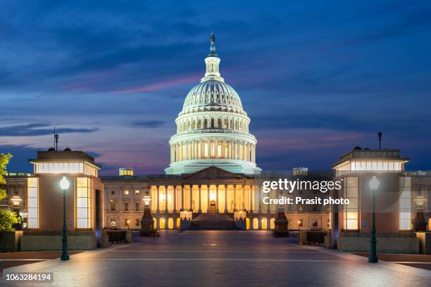 united states capitol, government in washington, d.c., united states of america. illuminated at night - election night stock-fotos und bilder