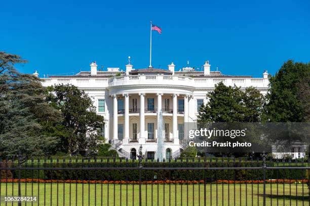 white house on deep blue sky background in washington dc, usa. - la casa blanca fotografías e imágenes de stock