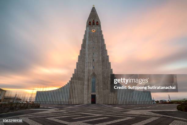 beutiful sunrise landscape view of hallgrímskirkja is a church of iceland, church in reykjavík.it is the largest church in iceland and the tallest structures in iceland. - hallgrimskirkja bildbanksfoton och bilder