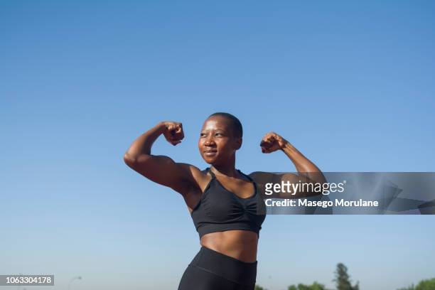 black woman in fitness - mujeres musculosas fotografías e imágenes de stock