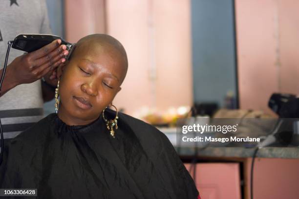 woman getting a haircut - showus africa stock pictures, royalty-free photos & images