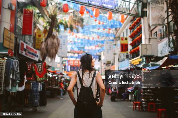 mujer joven viajero en el barrio de chinatown de kuala lumpur - kuala lumpur fotografías e imágenes de stock