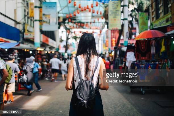 jonge reiziger vrouw kuala lumpur chinatown district - discovery bags walking stockfoto's en -beelden