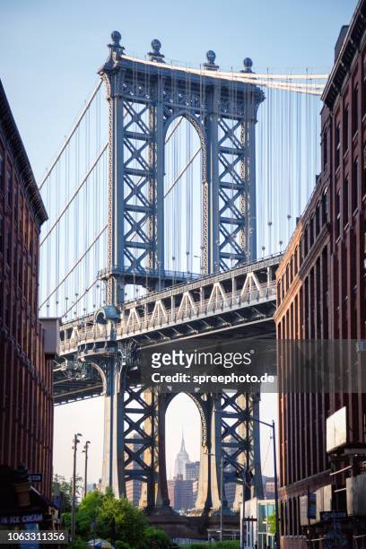 manhattan bridge as seen from dumbo in brooklyn new york - dumbo nova york - fotografias e filmes do acervo