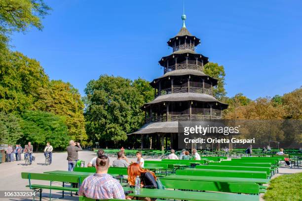 monaco di baviera, torre cinese presso l'englischer garten (baviera, germania) - biergarten münchen foto e immagini stock