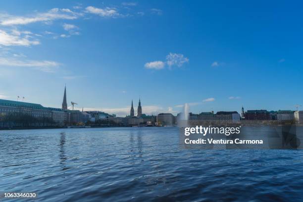 lake binnenalster with the alster fountain in hamburg - germany - see binnenalster stock-fotos und bilder