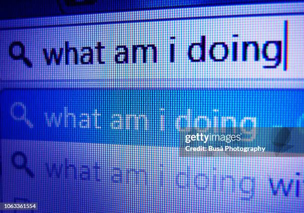 typing on internet search toolbar: what am i doing? - una palabra fotografías e imágenes de stock