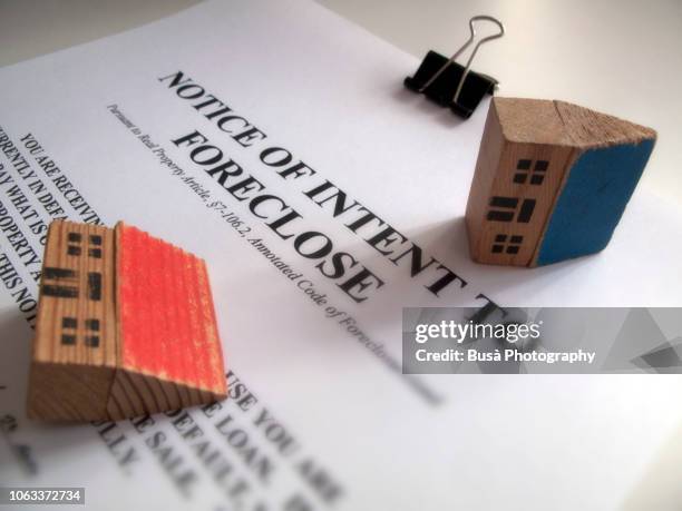 foreclosure notice and toy houses - information sign foto e immagini stock