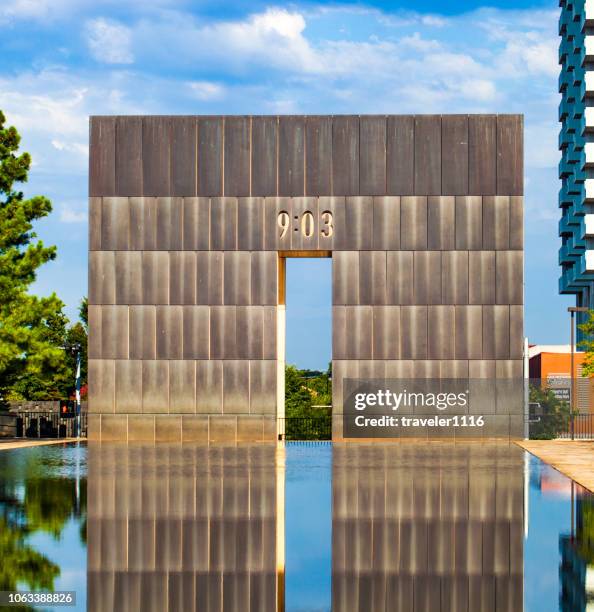 de oklahoma city national memorial - oklahoma city bombing fotos stockfoto's en -beelden