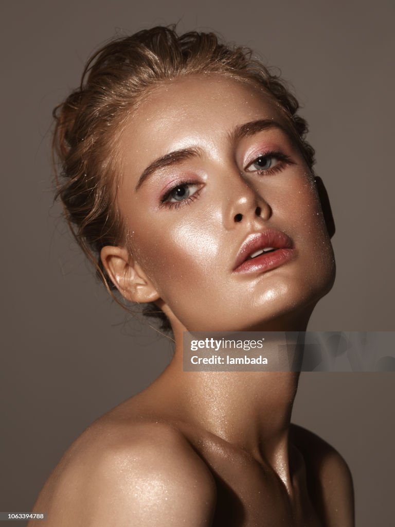 Schöne Frau mit glänzenden make-up
