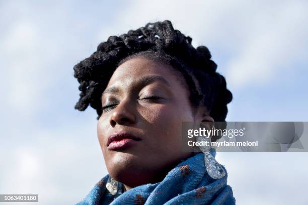 portrait of a young black woman - showus skin stock pictures, royalty-free photos & images