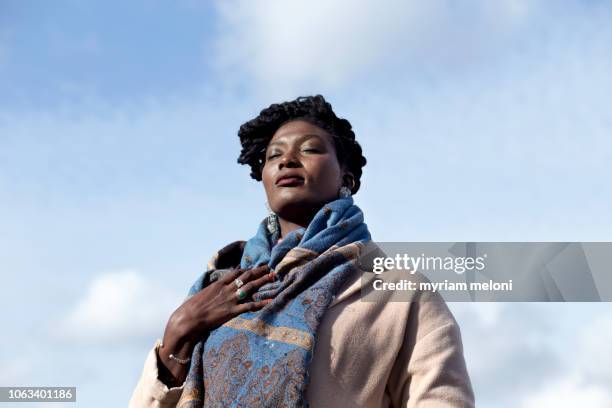 portrait of a young black woman - showus 個照片及圖片檔