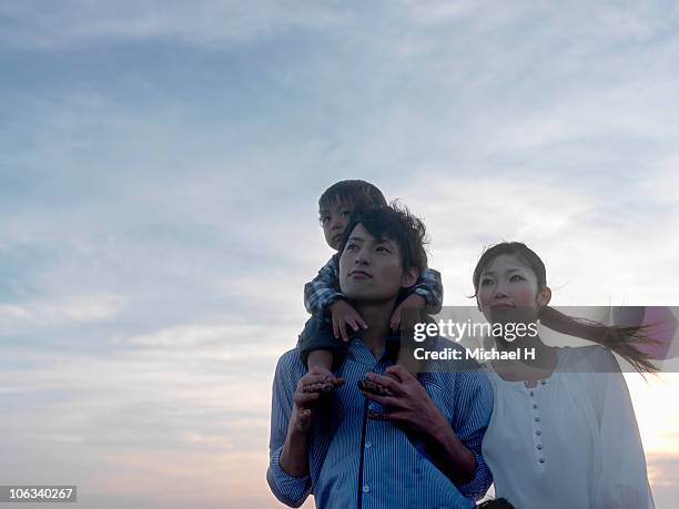 portrait of family who stands in beach in evening - 24 h du mans stock-fotos und bilder