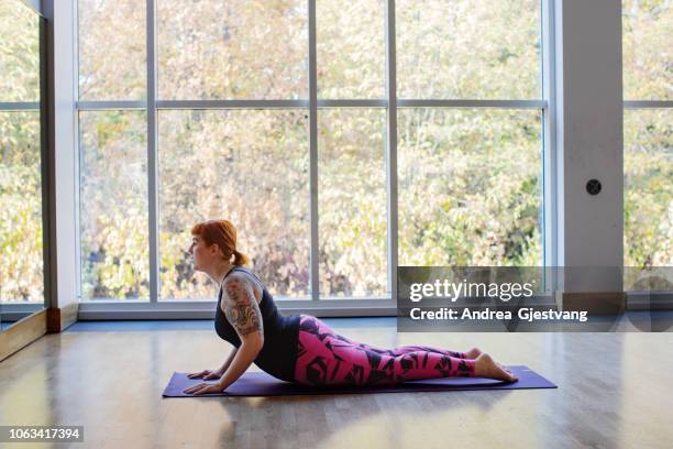 woman at the gym - showus yoga stock pictures, royalty-free photos & images