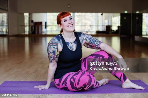 woman at the gym - showus yoga stock pictures, royalty-free photos & images