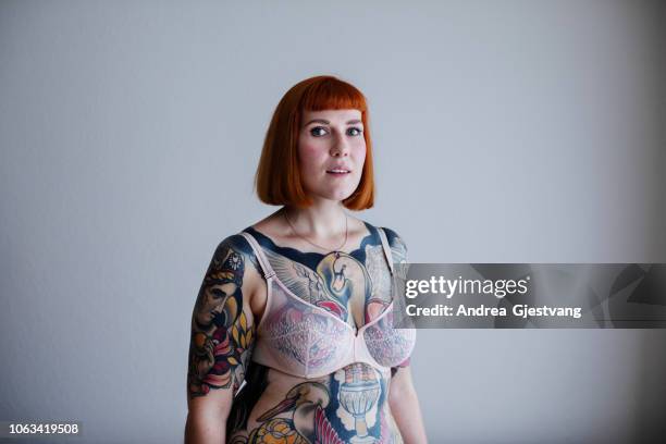 red-haired woman with full body tattoos - body piercings 個照片及圖片檔