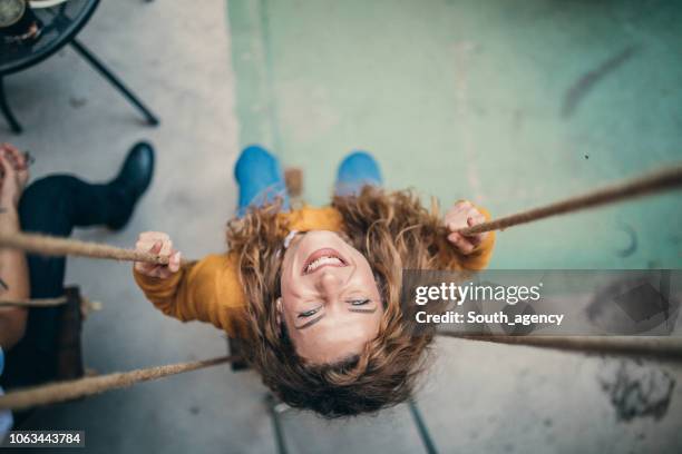 jeune femme se balancer - balançoire photos et images de collection