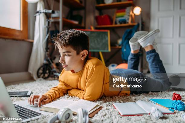 tiener huiswerk - huiswerk stockfoto's en -beelden