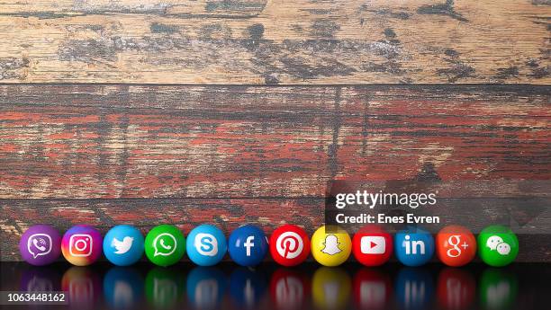 social media services icons on a wooden desk - linkedin imagens e fotografias de stock