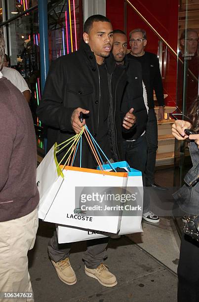 pariteit Omgekeerde Opiaat Chris Brown is seen exiting Lacoste midtown on October 28, 2010 in... News  Photo - Getty Images