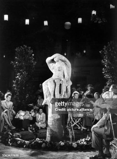 View of the Wedekind fountain created by the sculptor Ferdinand Filler on the Wedekind Place in Munich-Schwabing on 11 July 1959. The fountain was...