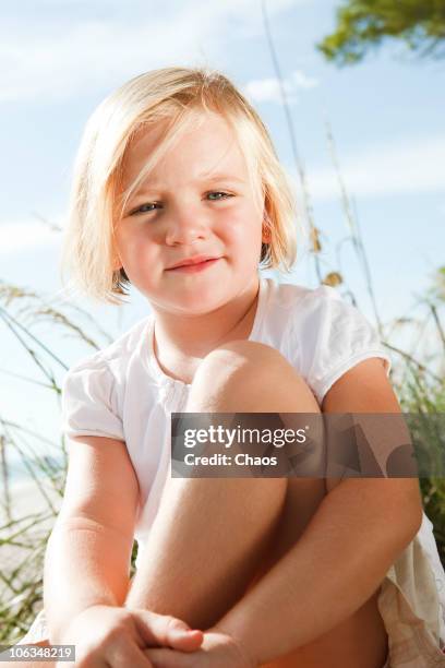 girl sitting on a table at the beach - anna maria island foto e immagini stock