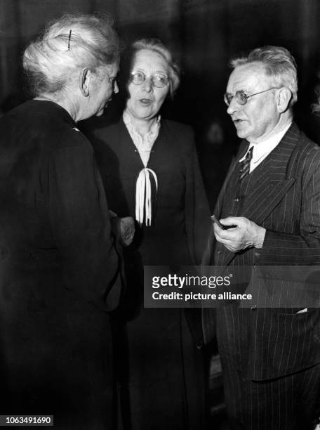 Reception of the Hesse state ministry takes place in the evening of 18th May 1948 in the festival room of the Palmengarten in Frankfurt on the Main....