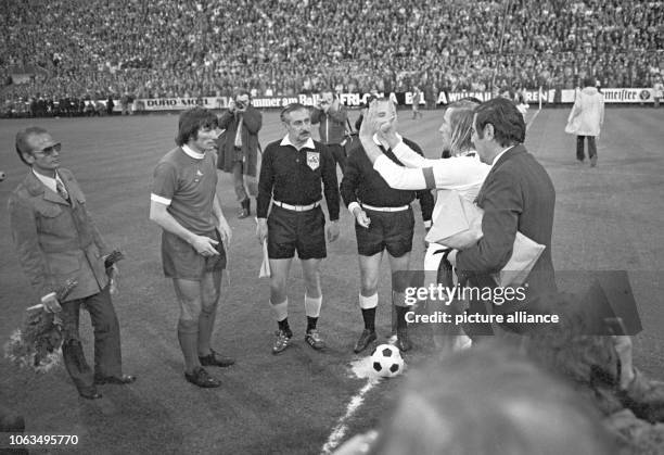 Liverpools Teamcaptain Tommy Smith exchanging the clubpennant with Moenchengladbachs Guenter Netzer prior to the second leg of the UEFA-Cup-Final on...