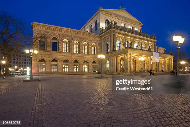 germany, hannover, view of illuminated opera house at night - hannover 個照片及圖片檔