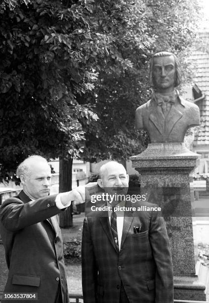 The mayor of Walldorf in Baden, Wilhelm Willingen , and the mayor of the American city Astoria, Oregon, in front of the Astor memorial in Walldorf on...